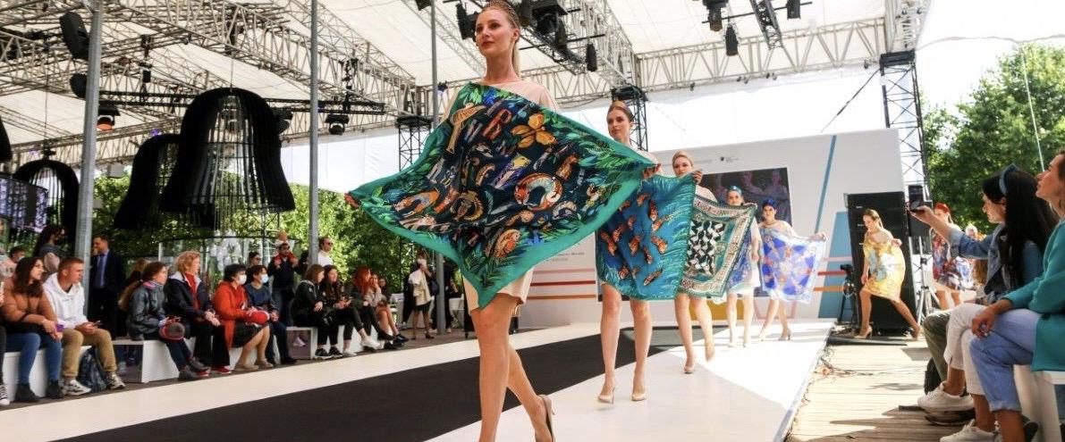 Russian fashion designers and brands presented collections featuring folk art crafts at Russian Creativity Week, which was held in the pavilion of the Ministry of Industry and Trade of Russia