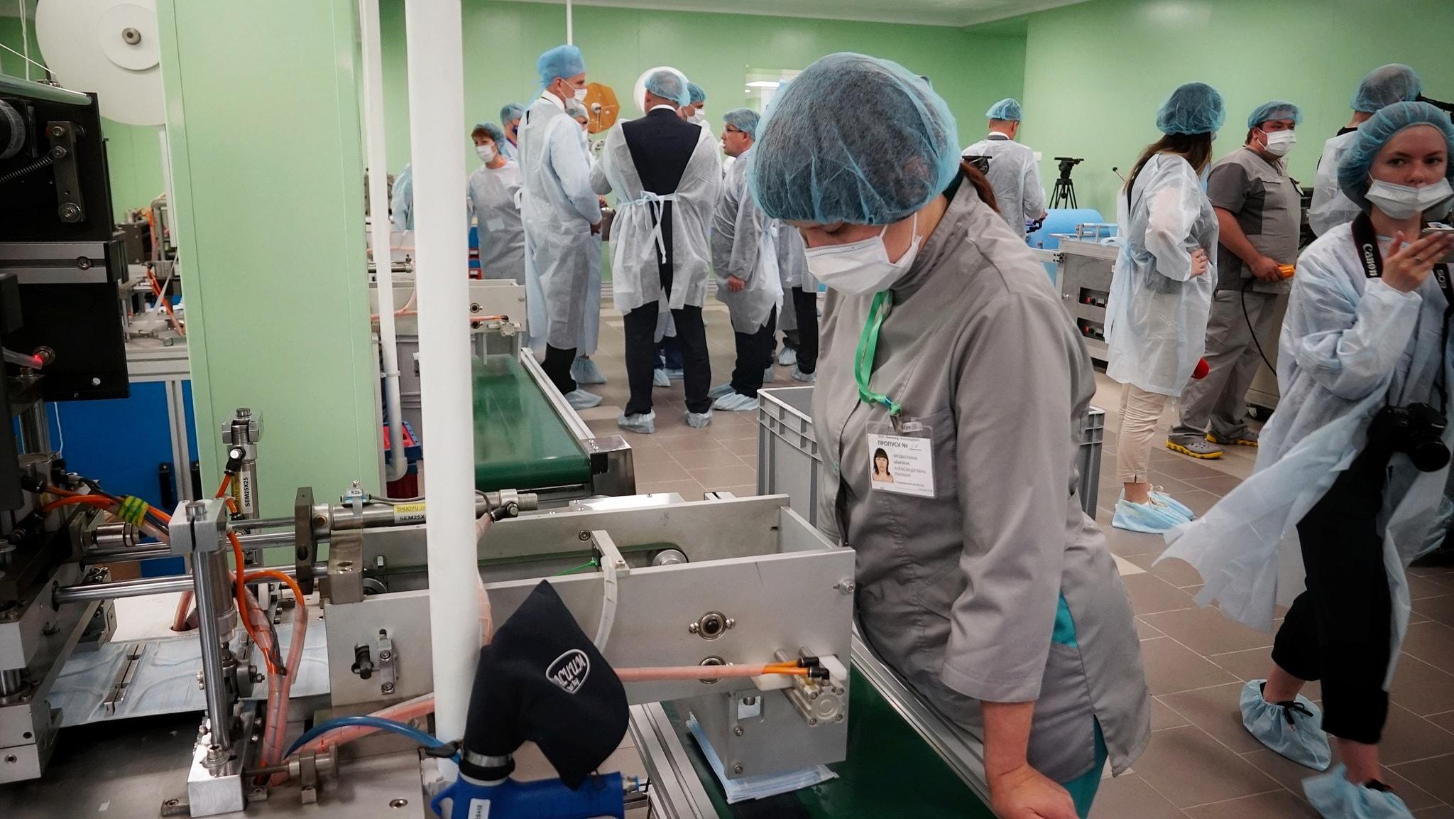 В Ярославской области запустили цех по производству медицинских масок и одежды