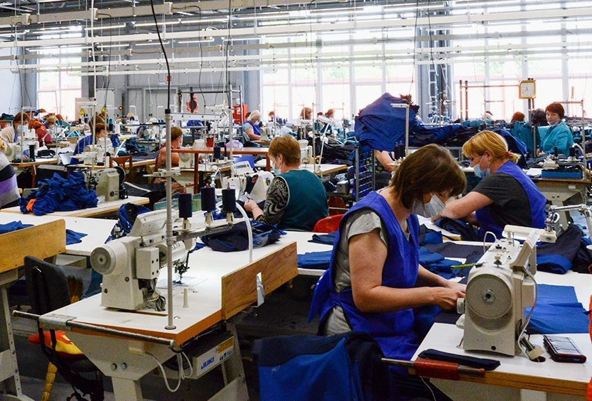 На фабрике в Смоленской области открыли цех по пошиву спецодежды