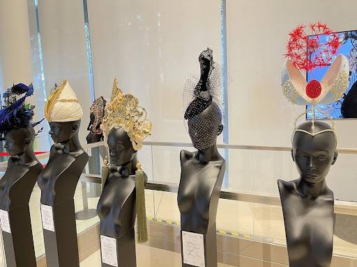 В Париже открылась российская выставка дизайнерских головных уборов