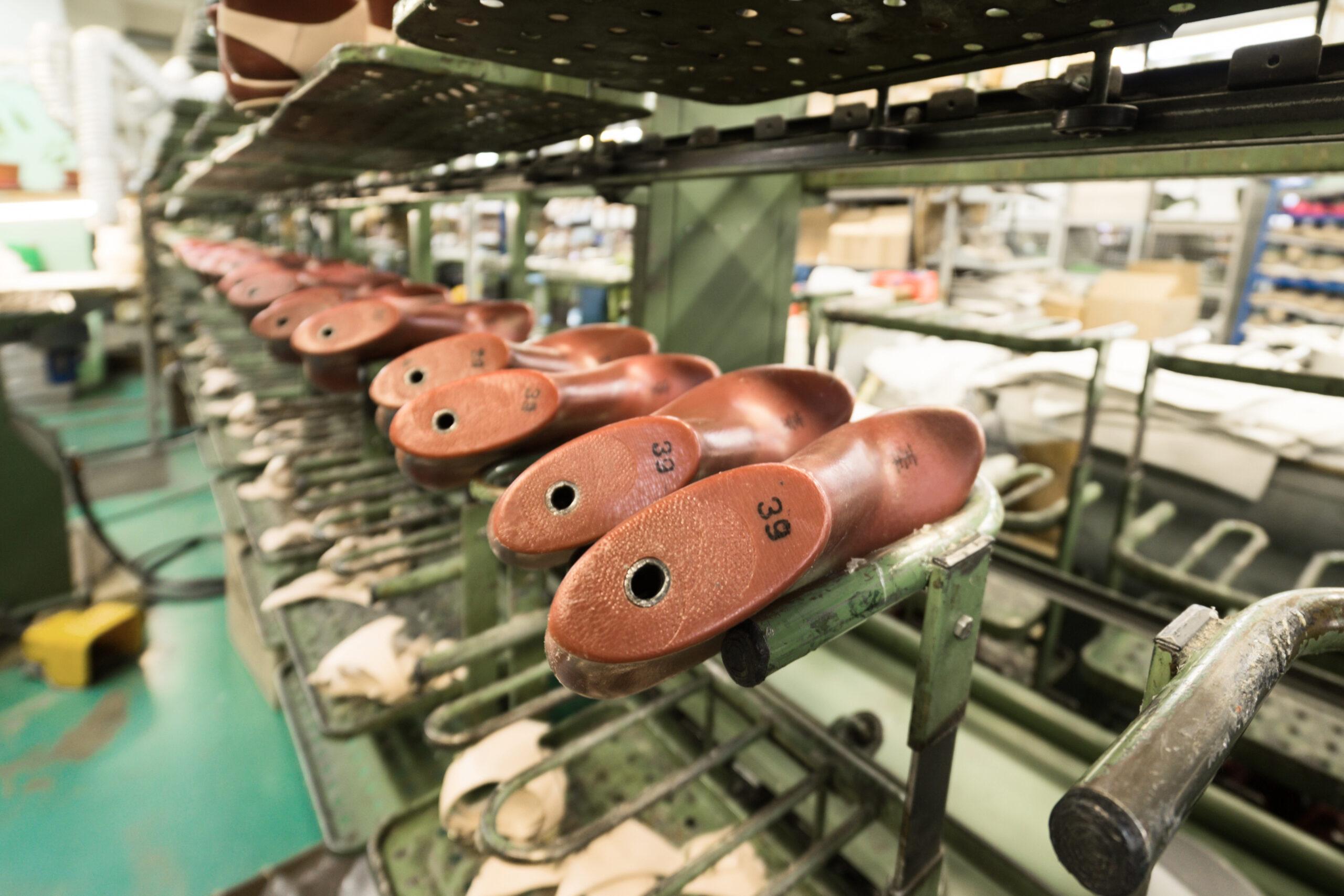 К 2024 году в Дагестане запустят производство на шести обувных фабриках