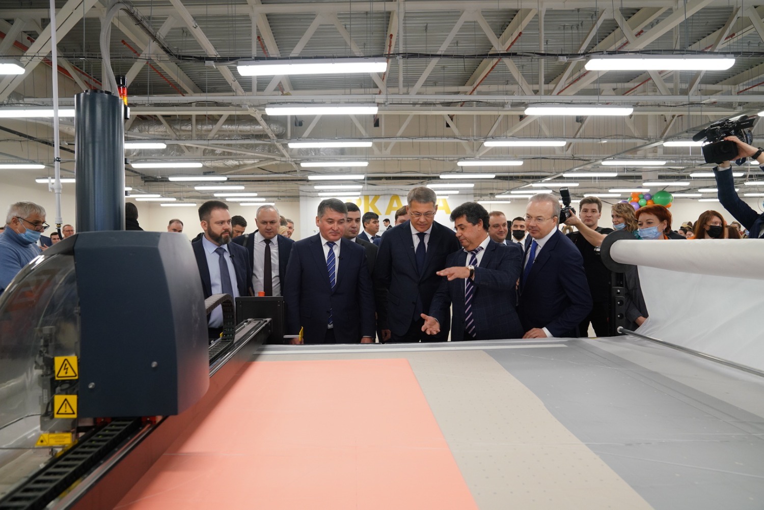 На новой фабрике по пошиву рабочей одежды в ОЭЗ “Алга” создано 800 рабочих мест